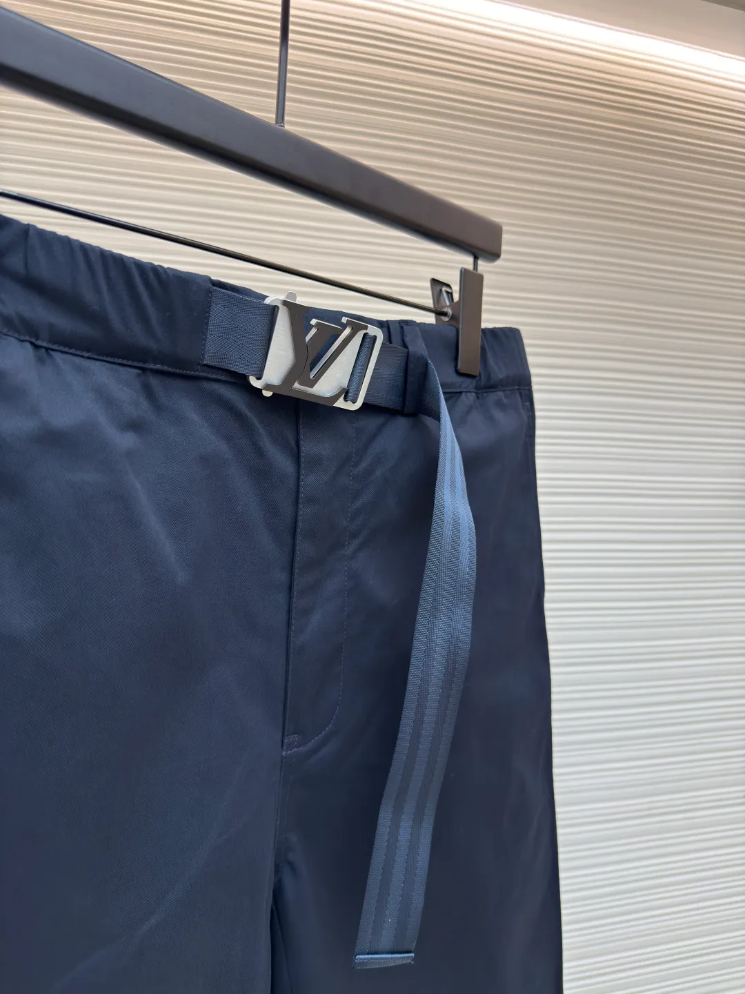 LOUIS VUITTON alloy waist button shorts ●Authentic product: 8000 purchased and developed ●Item number: 1680554-B05 ●Fabric: silk cotton fabric ●Technology: singeing ●Version: fitted version ●Weight: about 335 grams ●Size: 44-46-48-50 ●Description: The fabric is made of 60s*60s twill imitation Tencel cotton. The gray fabric is singed and then mercerized and then dyed in an air flow cylinder. The finished fabric has a satin luster like Tencel. It is matched with a small mesh lining made of 75D nylon. The mold is made to customize the aluminum alloy hardware. Six-hole screws are assembled manually. The aluminum alloy is tinned and colored by electroplaters. The surface shows brushed waterfall lines, and a rectangular puller with logo is used in the front and center. The overall wiring is straight and delicate, the fabric is comfortable and soft, and the color is consistent without color difference. It can be matched with the same style to create a fashionable look and control various occasions. Customized accessories, complete with three standards, same style for men and women!
